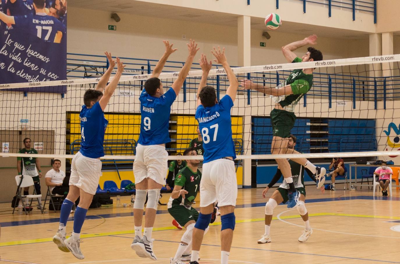 Imagen principal - Fornés ataca por el centro (arriba). Bloqueo de Fornés y Juanmi sobre Monfort (abajo izda.). Ataque de Juanmi González (abajo drcha.). 