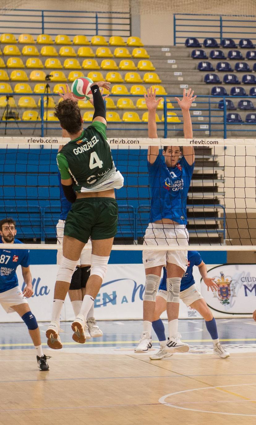 Imagen secundaria 2 - Fornés ataca por el centro (arriba). Bloqueo de Fornés y Juanmi sobre Monfort (abajo izda.). Ataque de Juanmi González (abajo drcha.). 