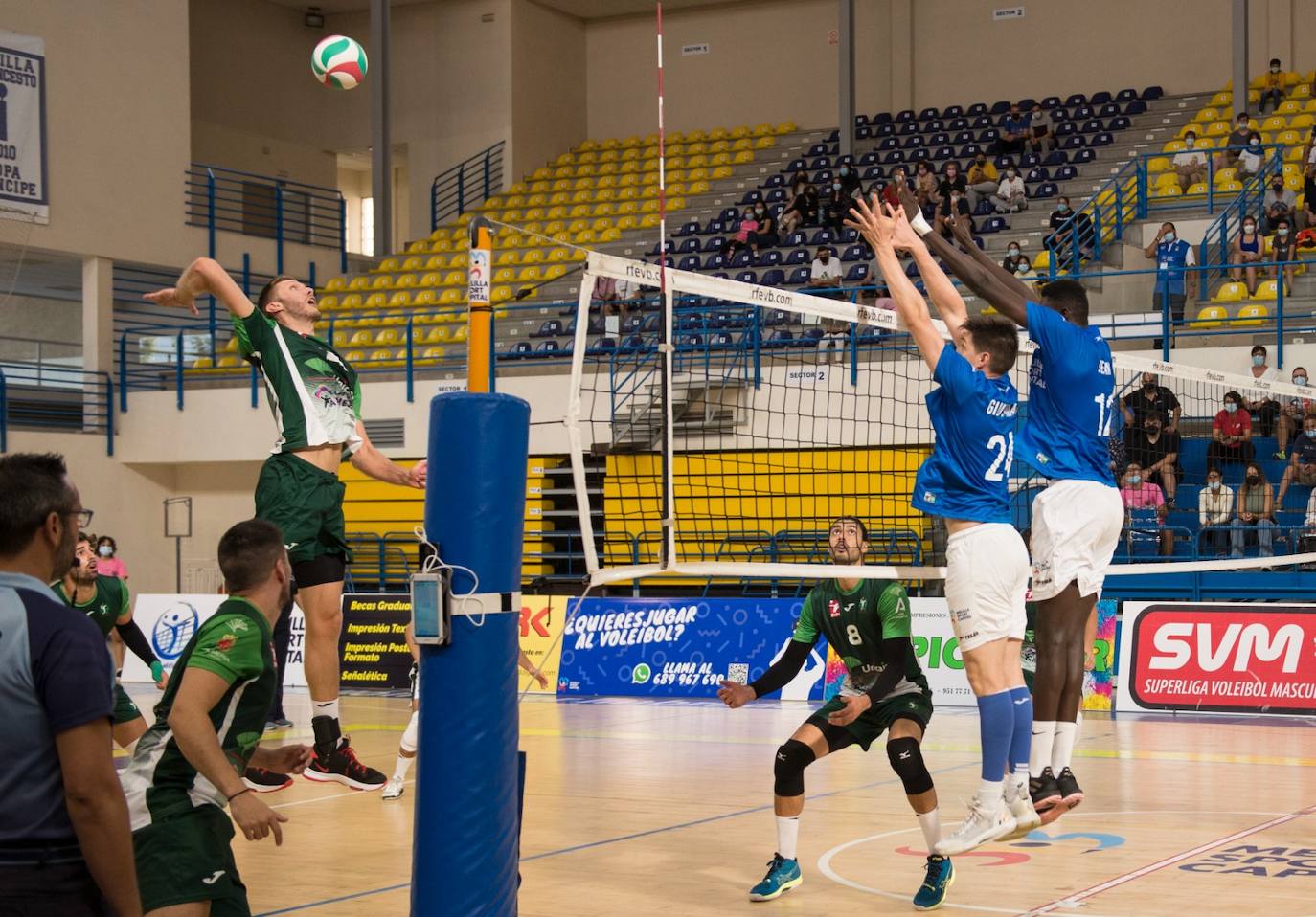 Pablo Kukartsev exhibió su poderío, con 33 puntos. Aquí supera a Giustiniano y Jean Pascal. 