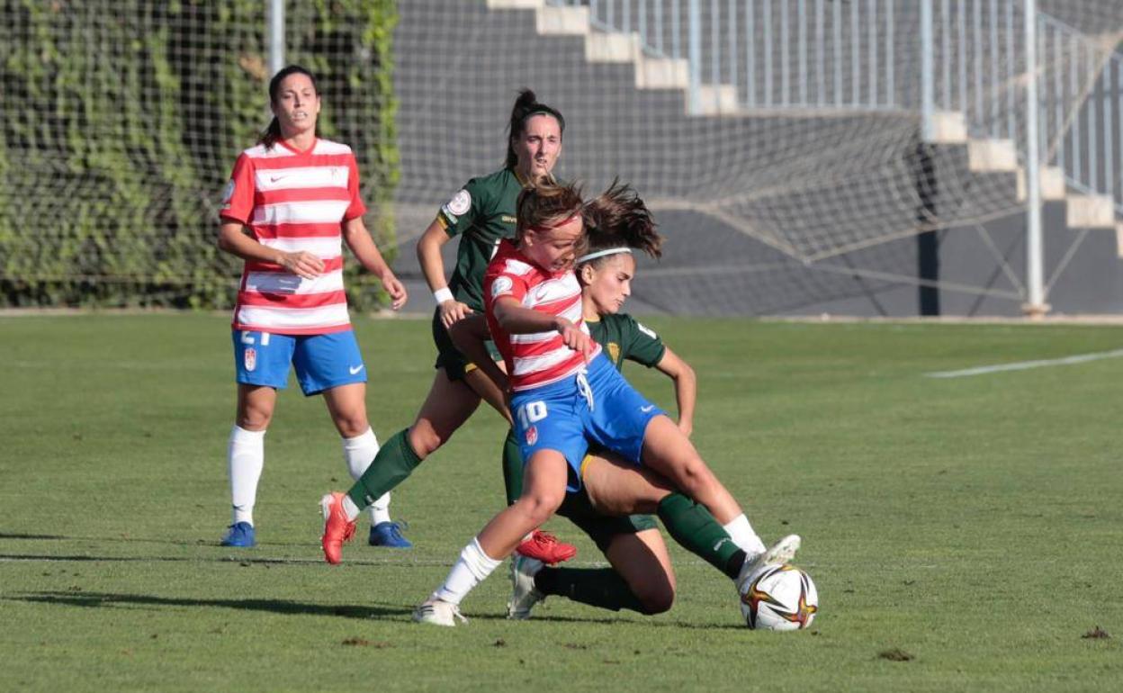 Raquel es interceptada por una cordobesista. 