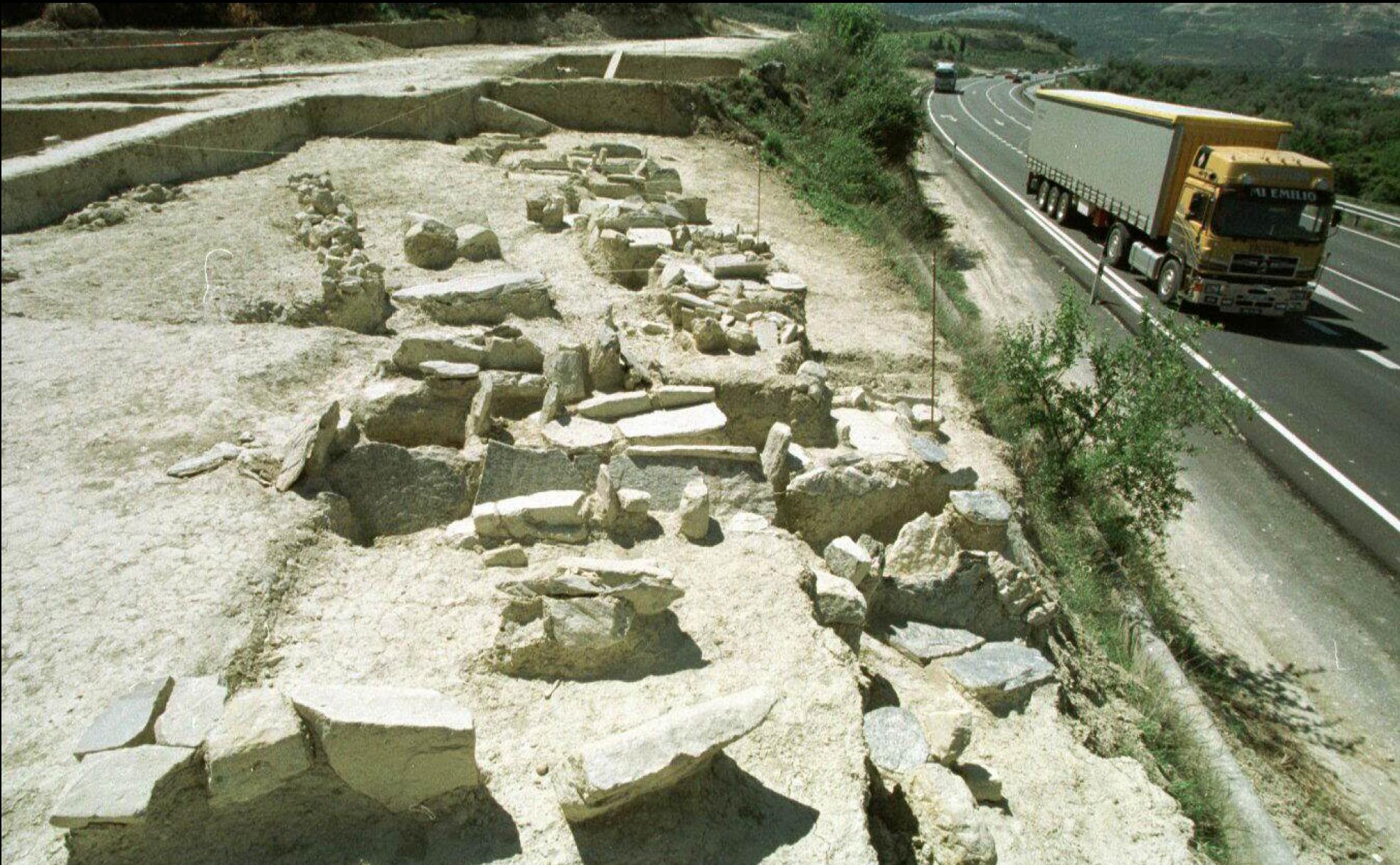 Yacimiento aparecido durante las obras de construcción de la Autovía de la Costa correspondiente a un cementerio real de época nazarí. 