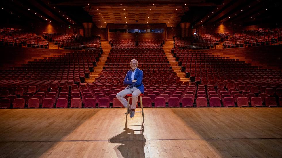 Paco Barranco, director del Palacio de Congresos, en el auditorio en el que Miguel Ríos ofrecerá dos conciertos consecutivos el próximo mes de diciembre.