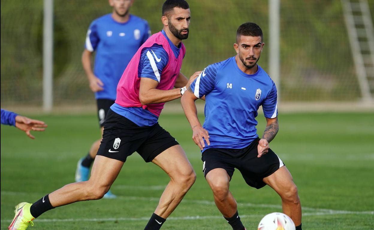 Monchu y Gonalons durante el entrenamiento de este lunes. 