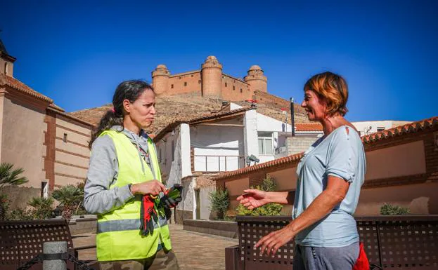 Sami explica a Beatriz lo que sabe del rodaje. 