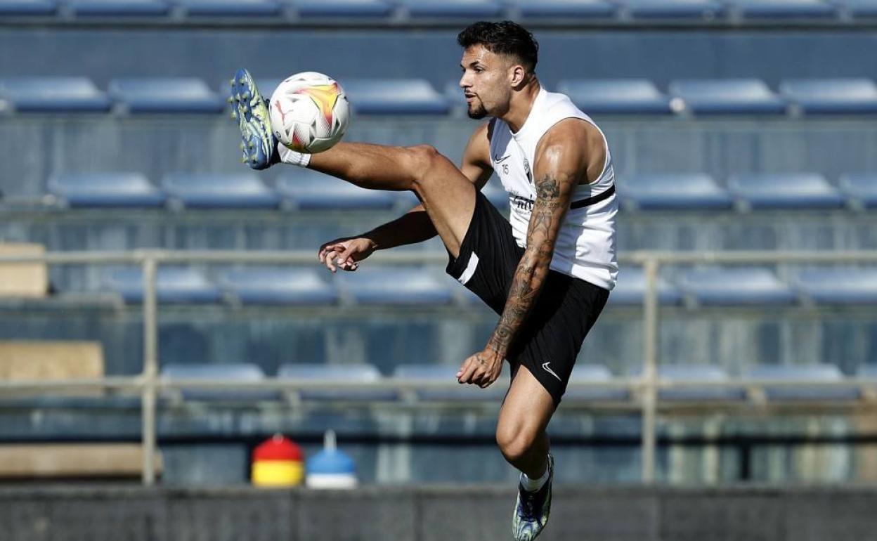 Antoñín controla el balón con un gesto acrobático durante un entrenamiento. 
