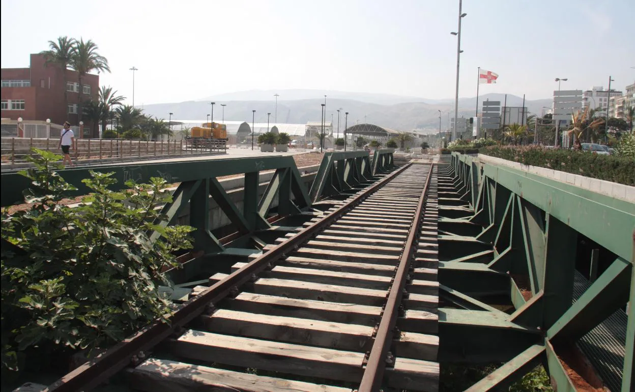 Obras del AVE de Almería | El estudio para llevar el tren a los muelles, en el cajón una década después