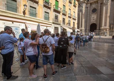 Imagen secundaria 1 - La ciudad persentaba llenazos en todos sus paseos y plazas, para subir en bus al ALbaicín y el Sacromonte o para entrar en la Catedral.