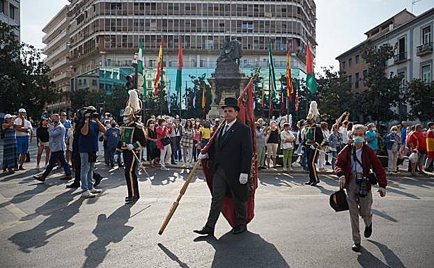 El concejal Onofre Miralles, portando el pendón, en Isabel La Católica. 