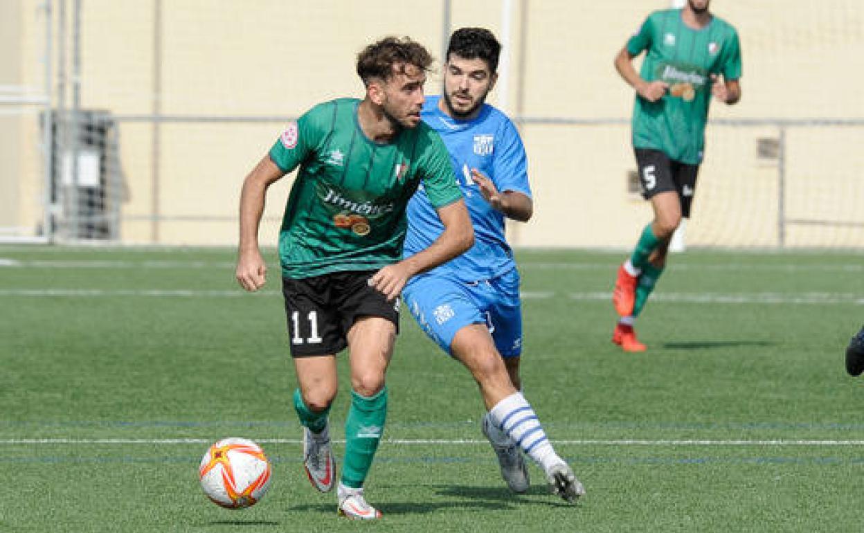 Pazo Ariza conduce una jugada de ataque ante la presión de un rival. 