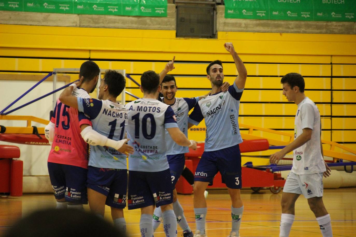 Los jugadores del CD El Ejido Futsal celebran uno d los tantos frente al Alzira.