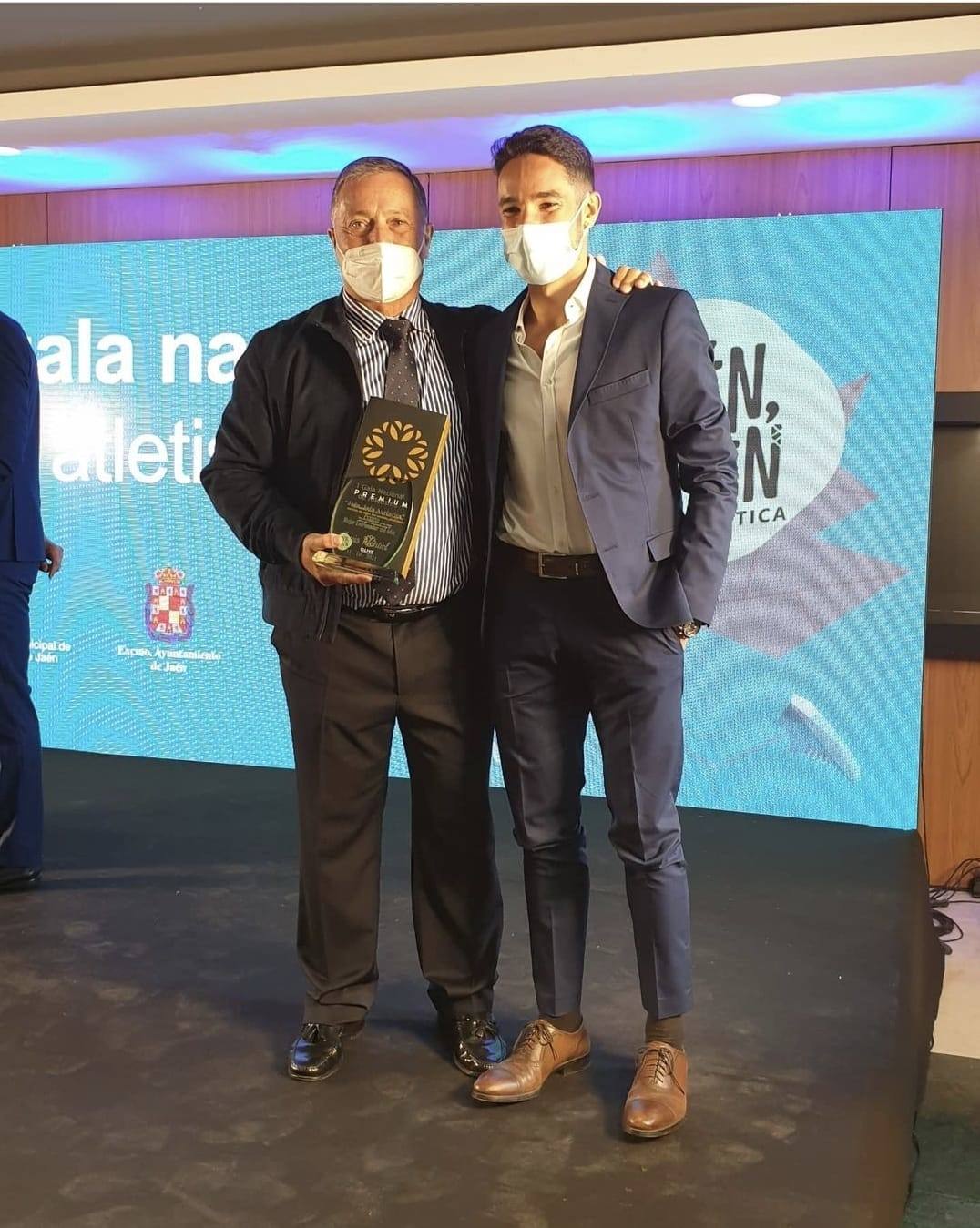 Jesús Montiel recoge el trofeo al mejor entrenador nacional del año junto a Ignacio Fontes. 