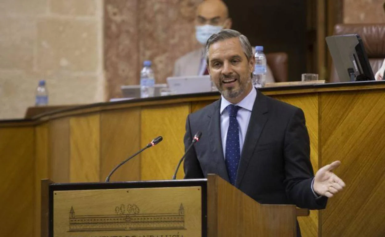 El consejero de Hacienda, Juan Bravo, ayer en el Parlamento.