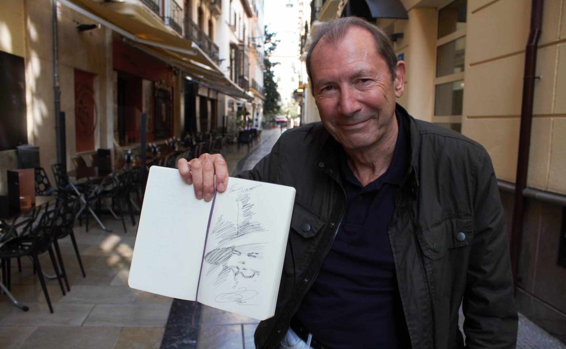 David Lloyd muestra un dibujo del protagonista e 'V de Vendetta', en la calle Navas. 