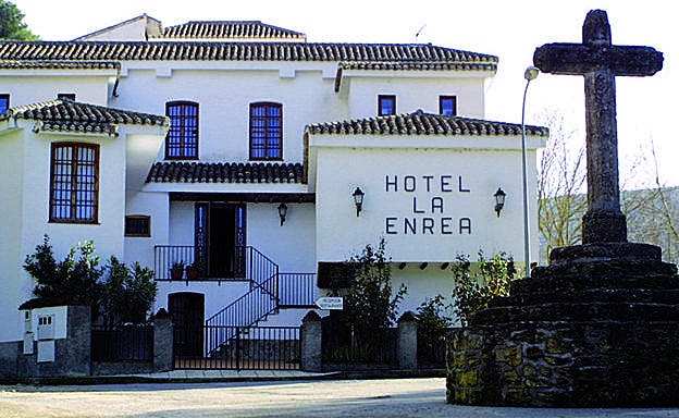 Fachada del Hotel La Enrea, donde se inicia la ruta.