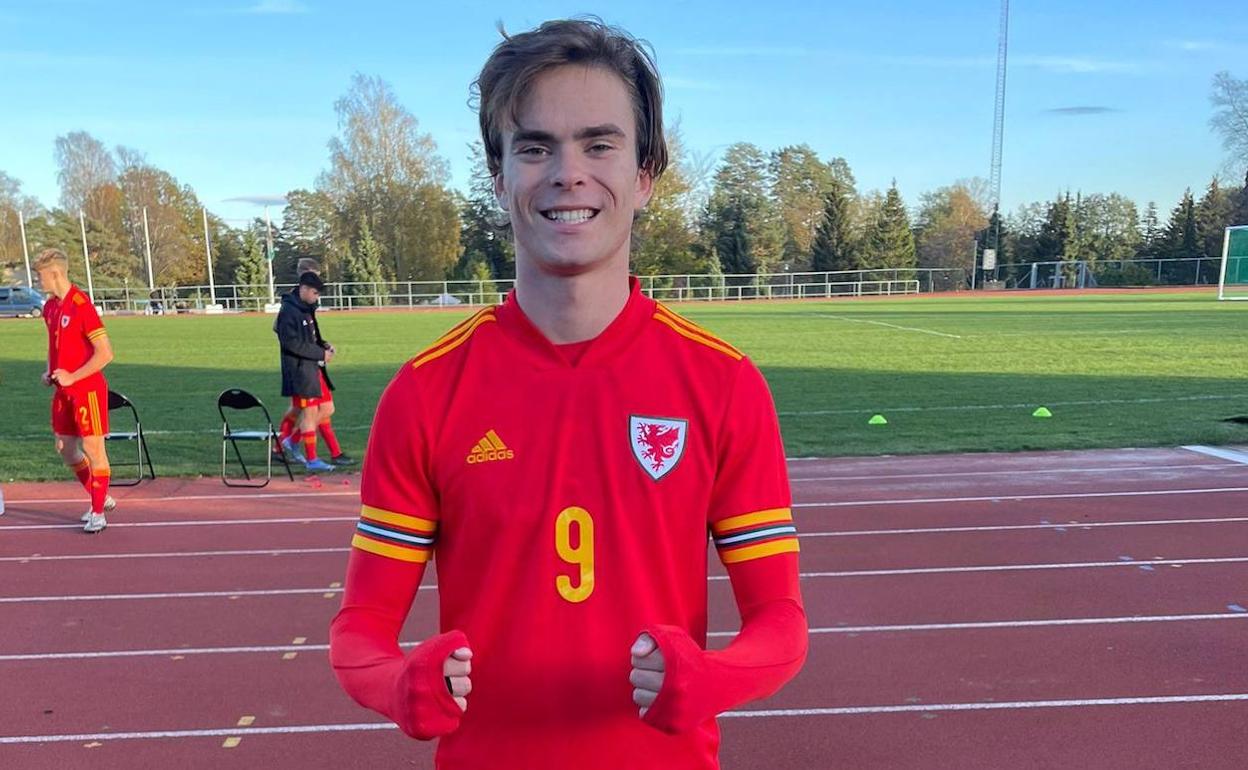 Farrell, de 18 años, sonríe tras haber debutado con Gales. 