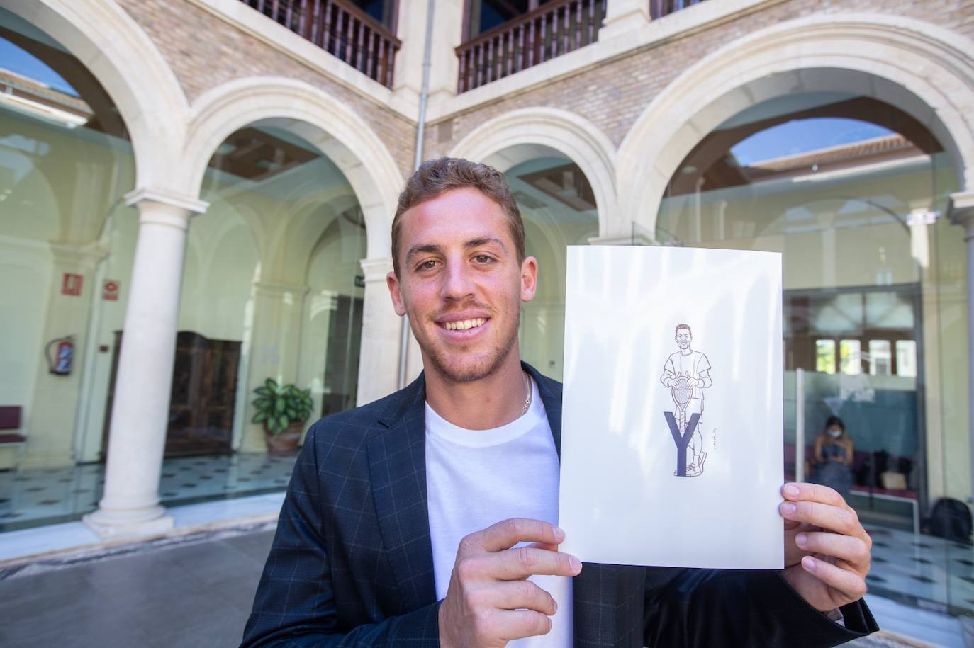 Roberto Carballés, con su raqueta apoyada en la 'Y' de Tokyo en la ilustración. 