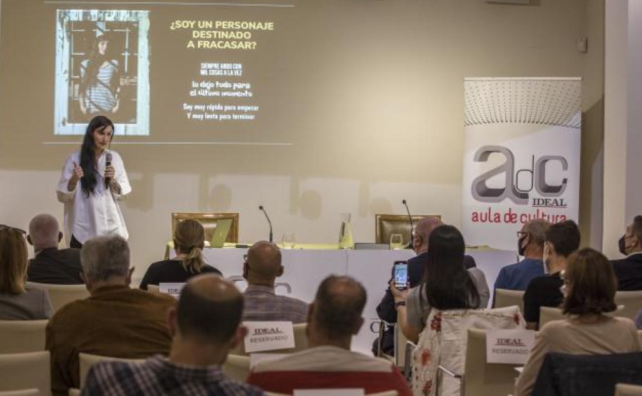 Clara Peñalver se dirige al público congregado en el salón Francisco Ayala del Patronato de Turismo. 
