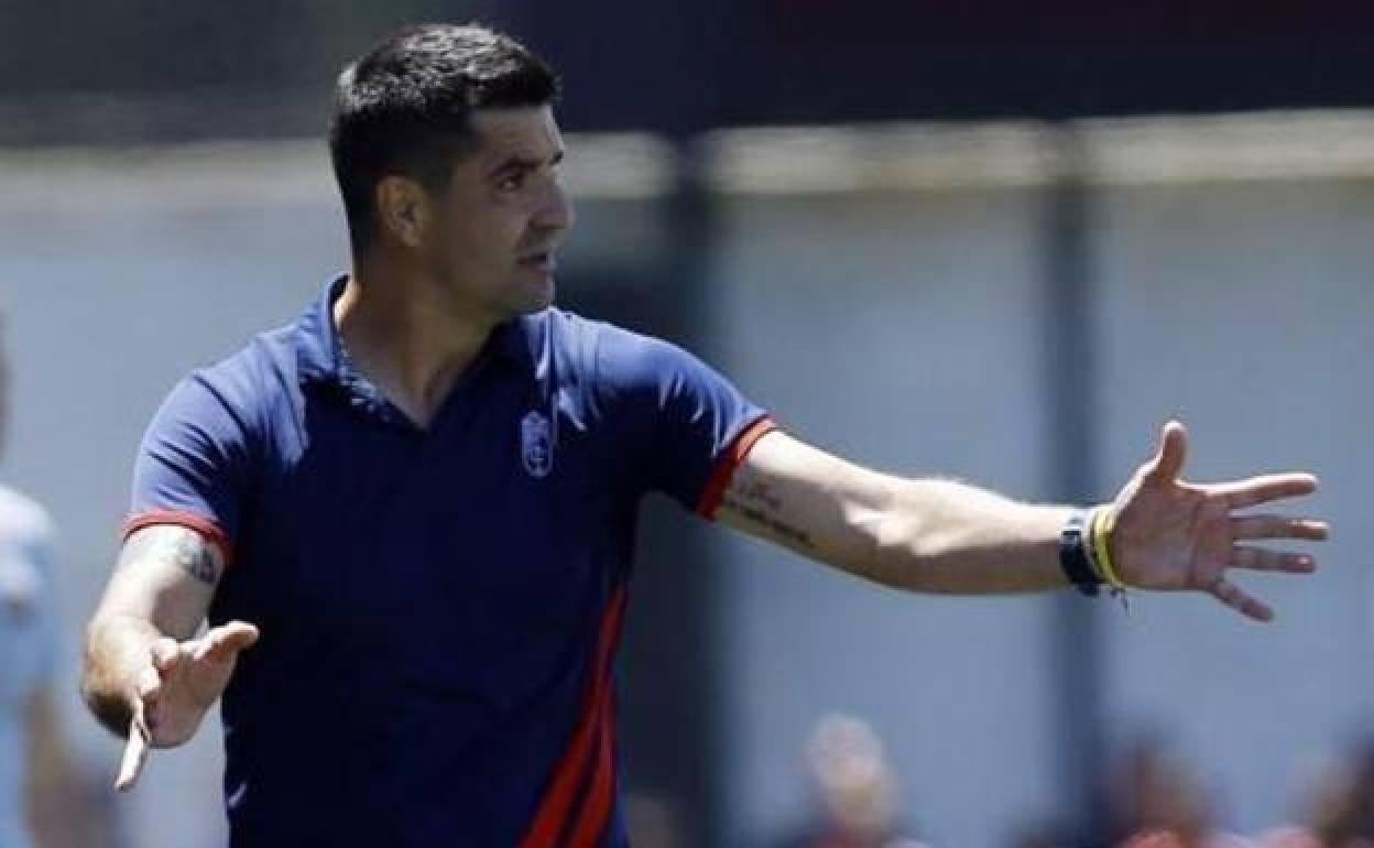 Torrecilla da instrucciones en un partido anterior. 