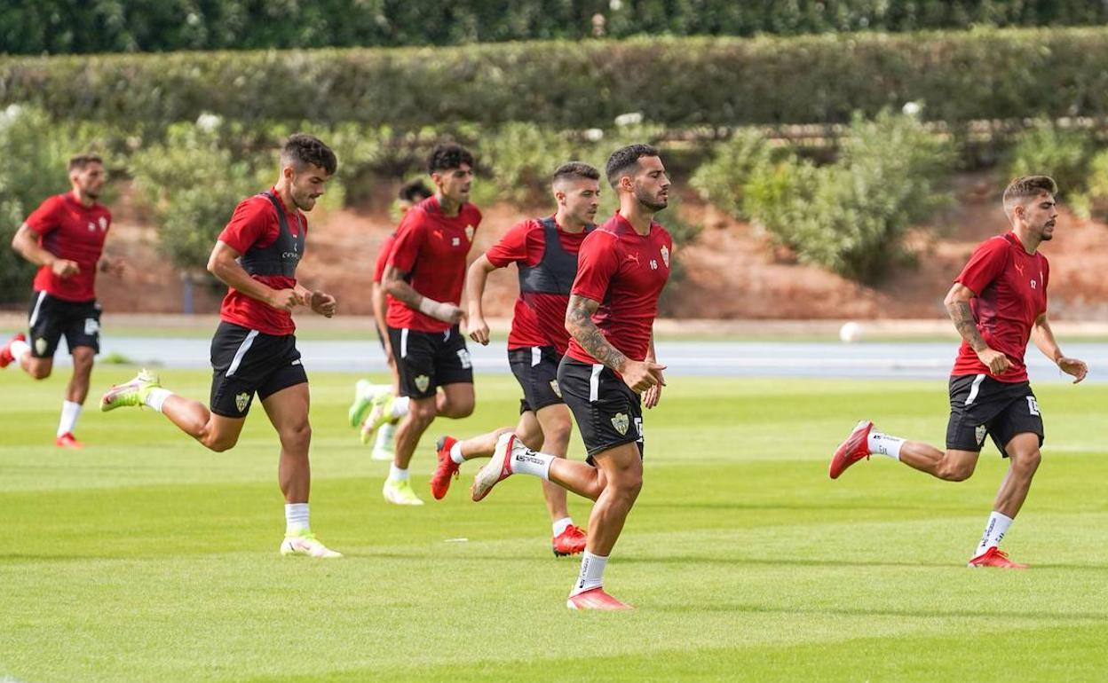 A la carrera se prepararon ayer, en el último entrenamiento, los jugadores de Rubi. 