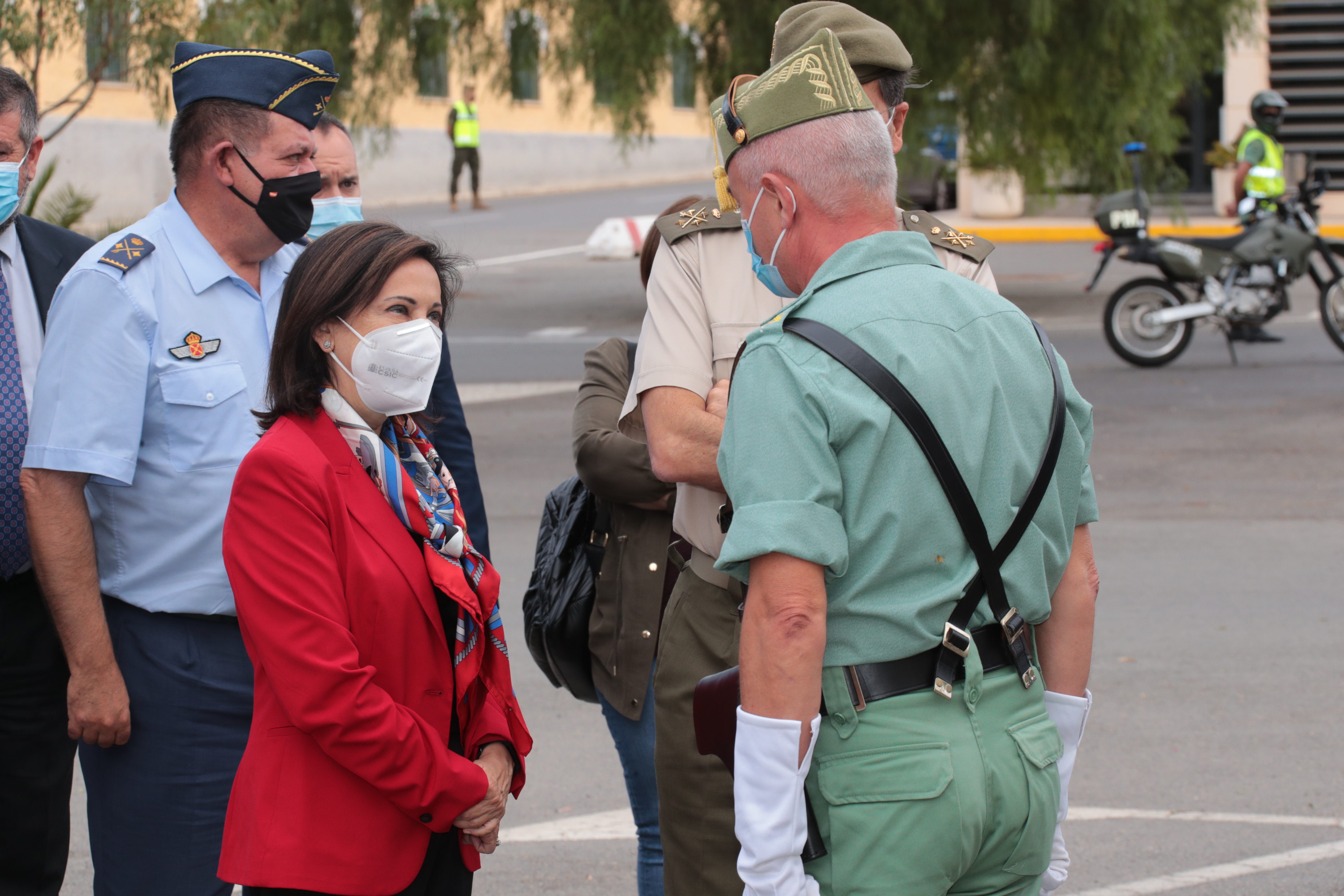 Fotos: La ministra Robles supervisa la brigada experimental