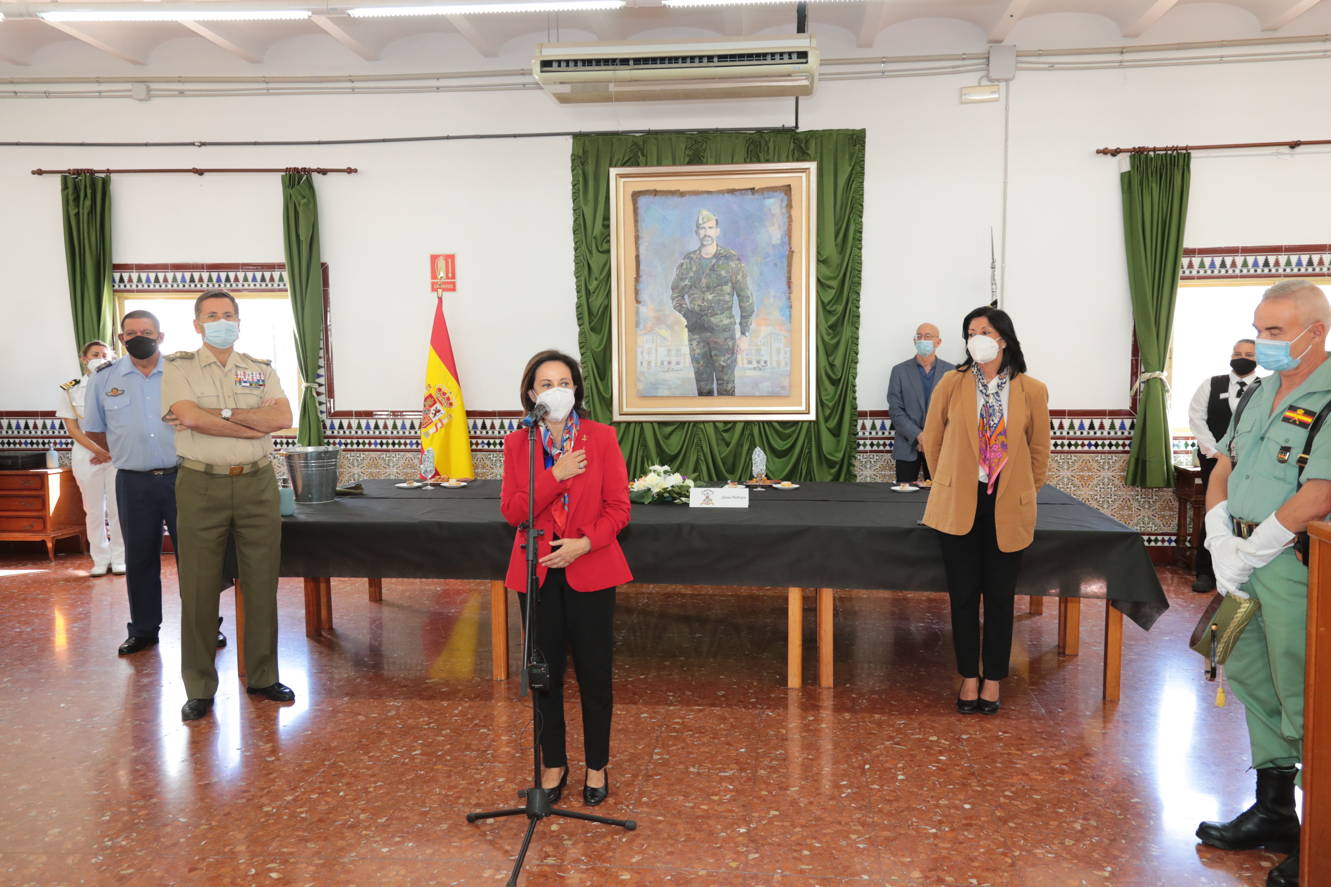 Fotos: La ministra Robles supervisa la brigada experimental