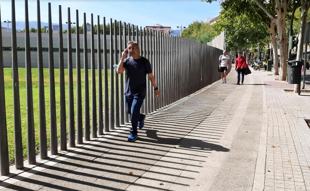 Paseantes junto a La Salobreja. 