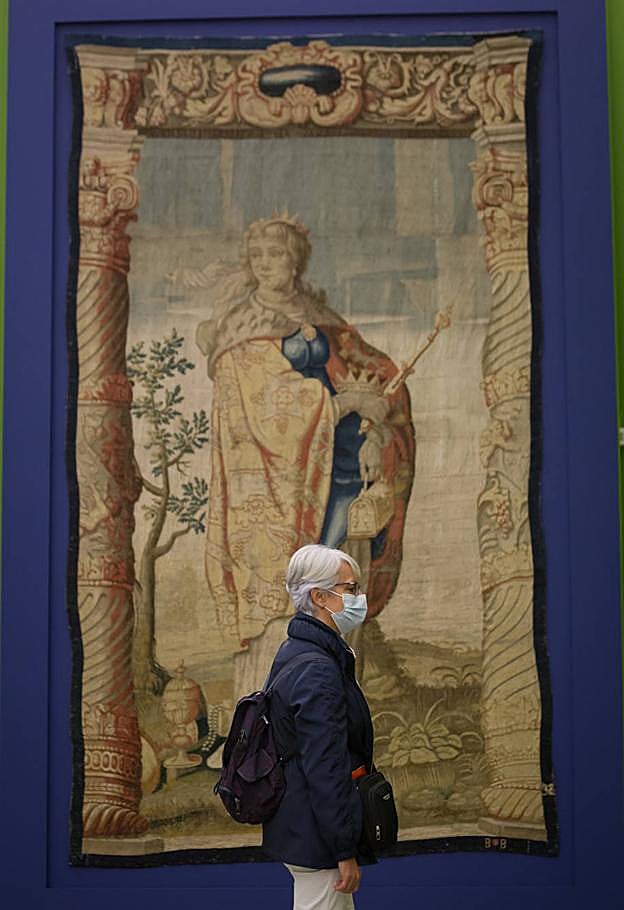 Visitante ante el tapiz de 'Ariadna reina'. 
