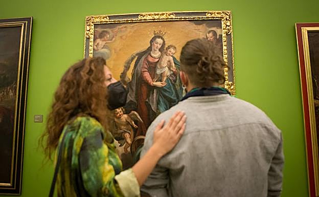 Observando una de las piezas restauradas. 