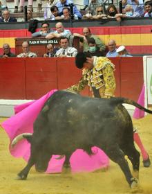 Imagen secundaria 2 - Público en los tendidos; abajo Juan Ortega y Emilio de Justo. 