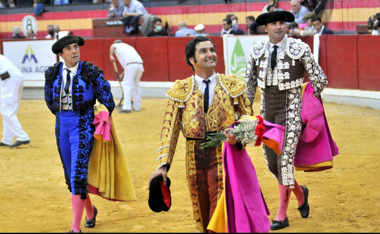 Morante de la Puebla da la vuelta al rueda tras una de sus dos faenas. 