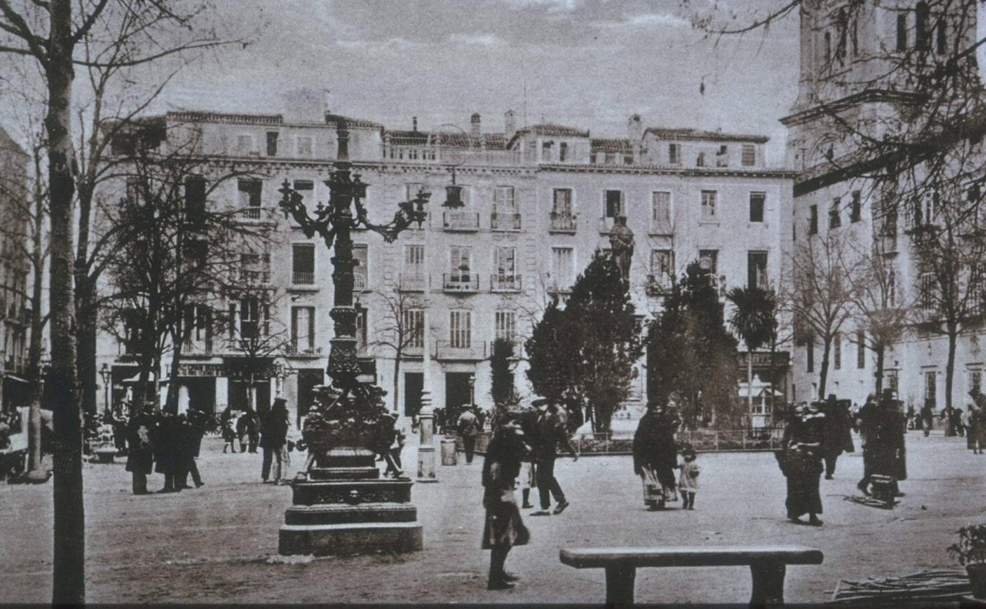 Imagen de la plaza Bibarrambla a principios del siglo XX. 