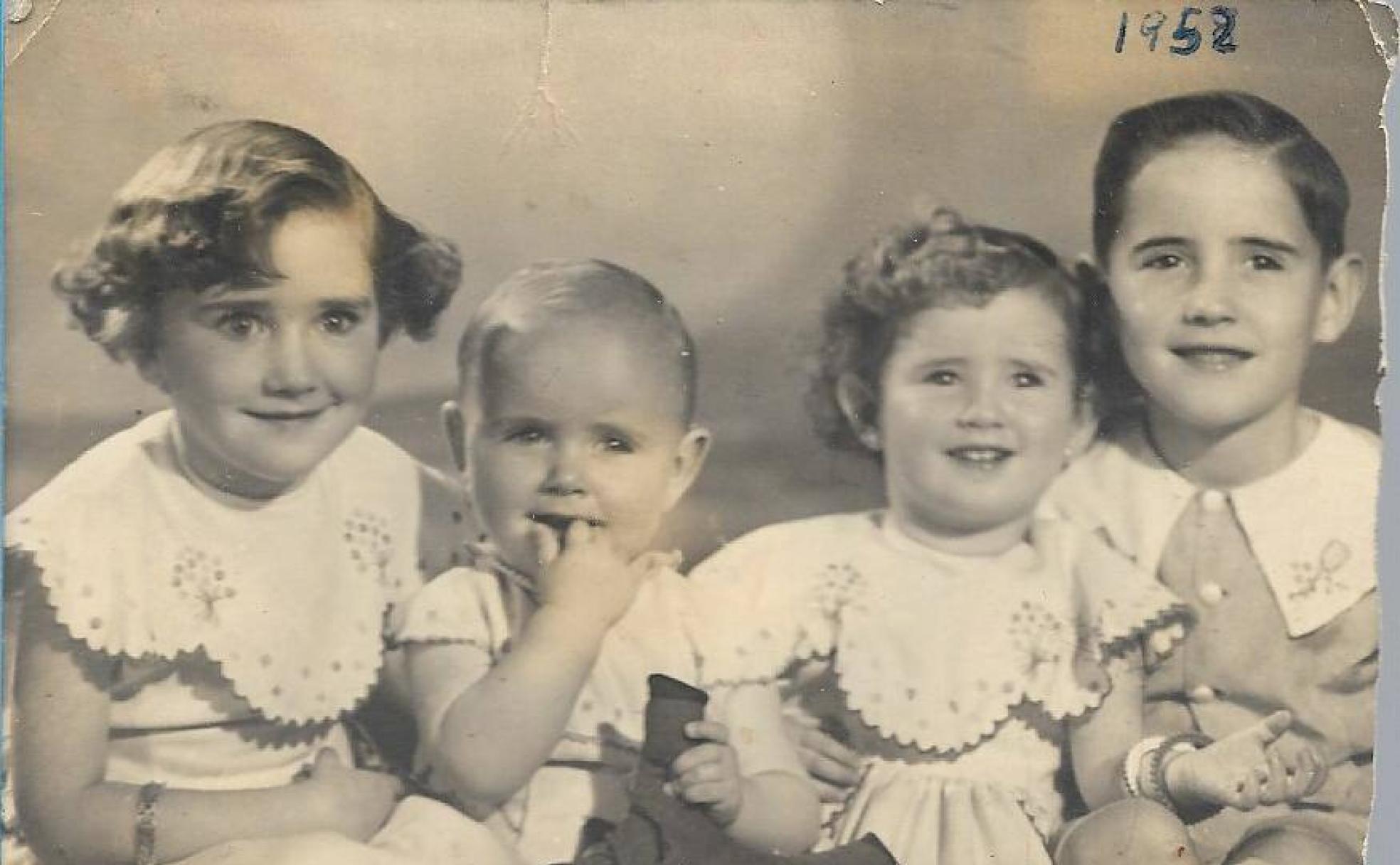 La imagen es un retrato familiar en el que se escribió con bolígrafo la fecha en la que se realizó: 1958. 