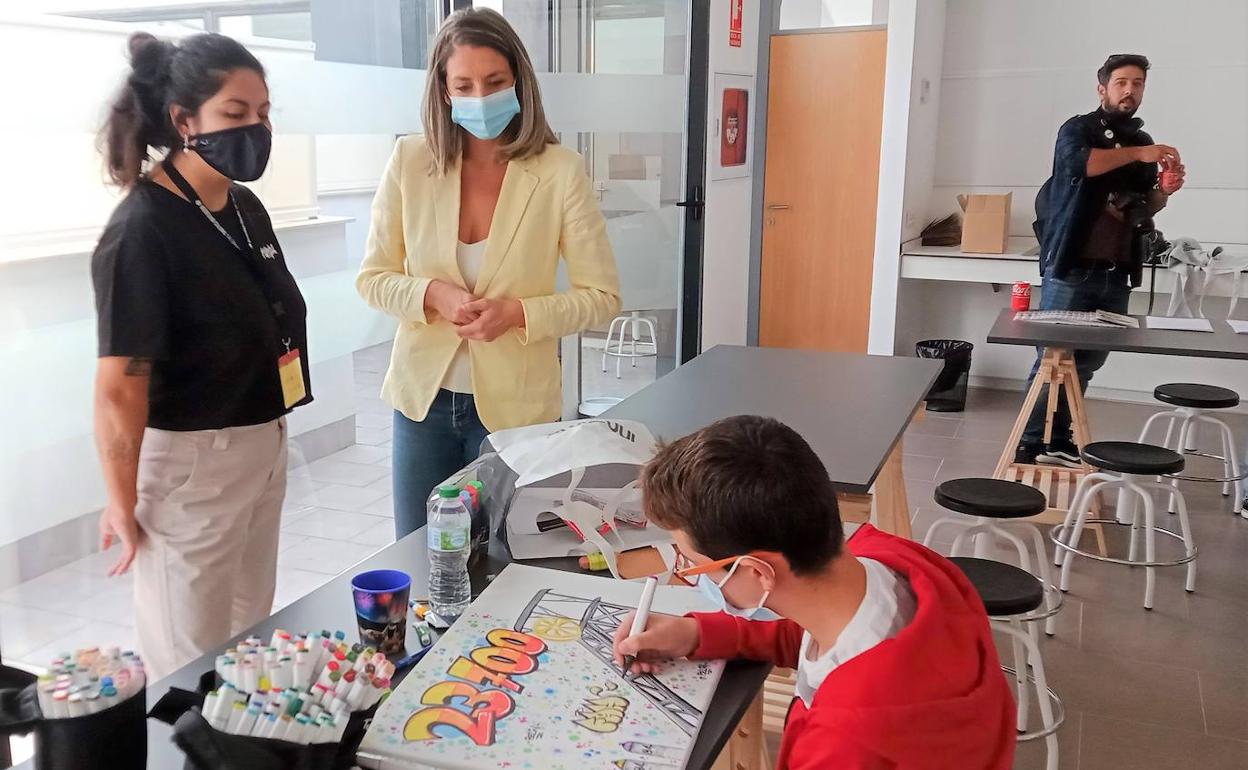 Karina Cruz, de Rampa, y la edil Mayte López, en el concurso juvenil. 