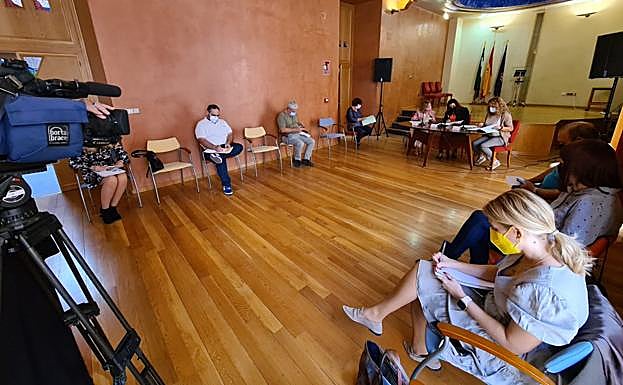 Reunión de responsables municipales con entidades sociales y organizaciones agrarias. 