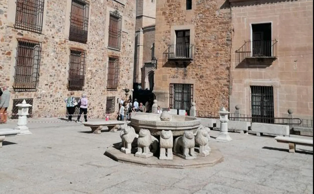 Cáceres quiere la réplica de la fuente de los leones como recuerdo de  'Juego de Tronos' | Ideal