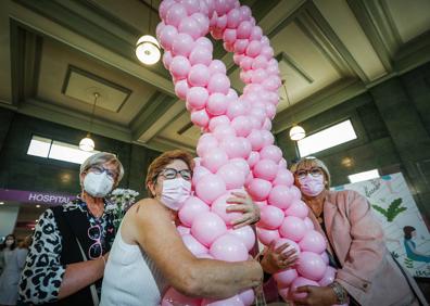 Imagen secundaria 1 - El equipo de sanitarios del Virgen de las NIeves y, abajo, un grupo de pacientes de cáncer de mama.