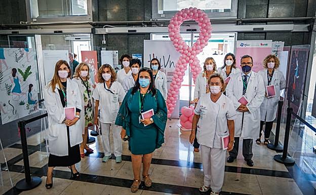 Imagen principal - El equipo de sanitarios del Virgen de las NIeves y, abajo, un grupo de pacientes de cáncer de mama.