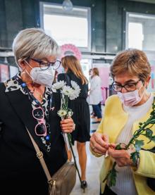 Imagen secundaria 2 - El equipo de sanitarios del Virgen de las NIeves y, abajo, un grupo de pacientes de cáncer de mama.