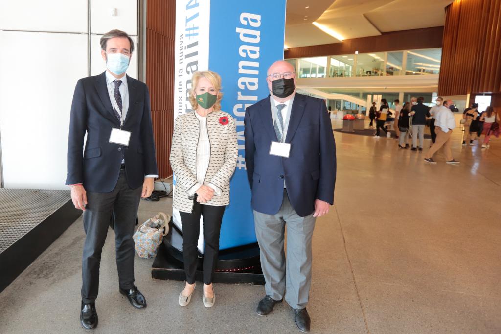 Esperanza Aguirre con el director general de IDEAL, Antonio González, y el director, Eduardo Peralta.