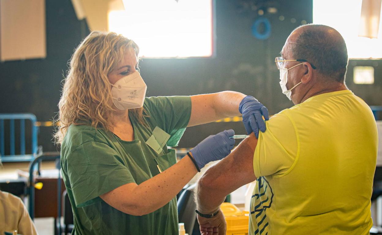 Una enfermera pone una vacuna de covid en Granada.