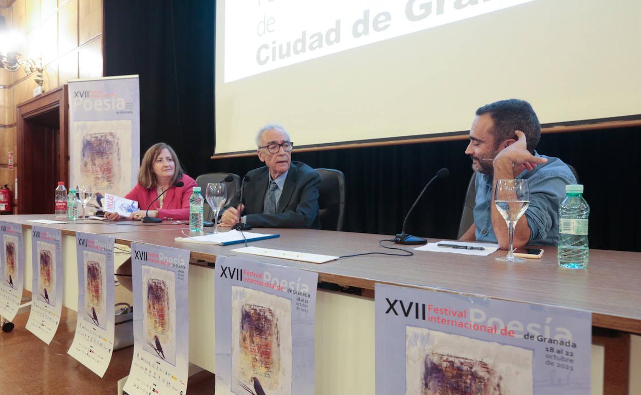 Remedios Sánchez, Juan José Millás y Quico Chirino, durante su charla.