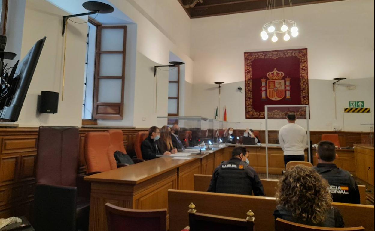 El acusado, en el banquillo, durante la primera sesión del juicio, que se ha desarrollado en la Audiencia. 