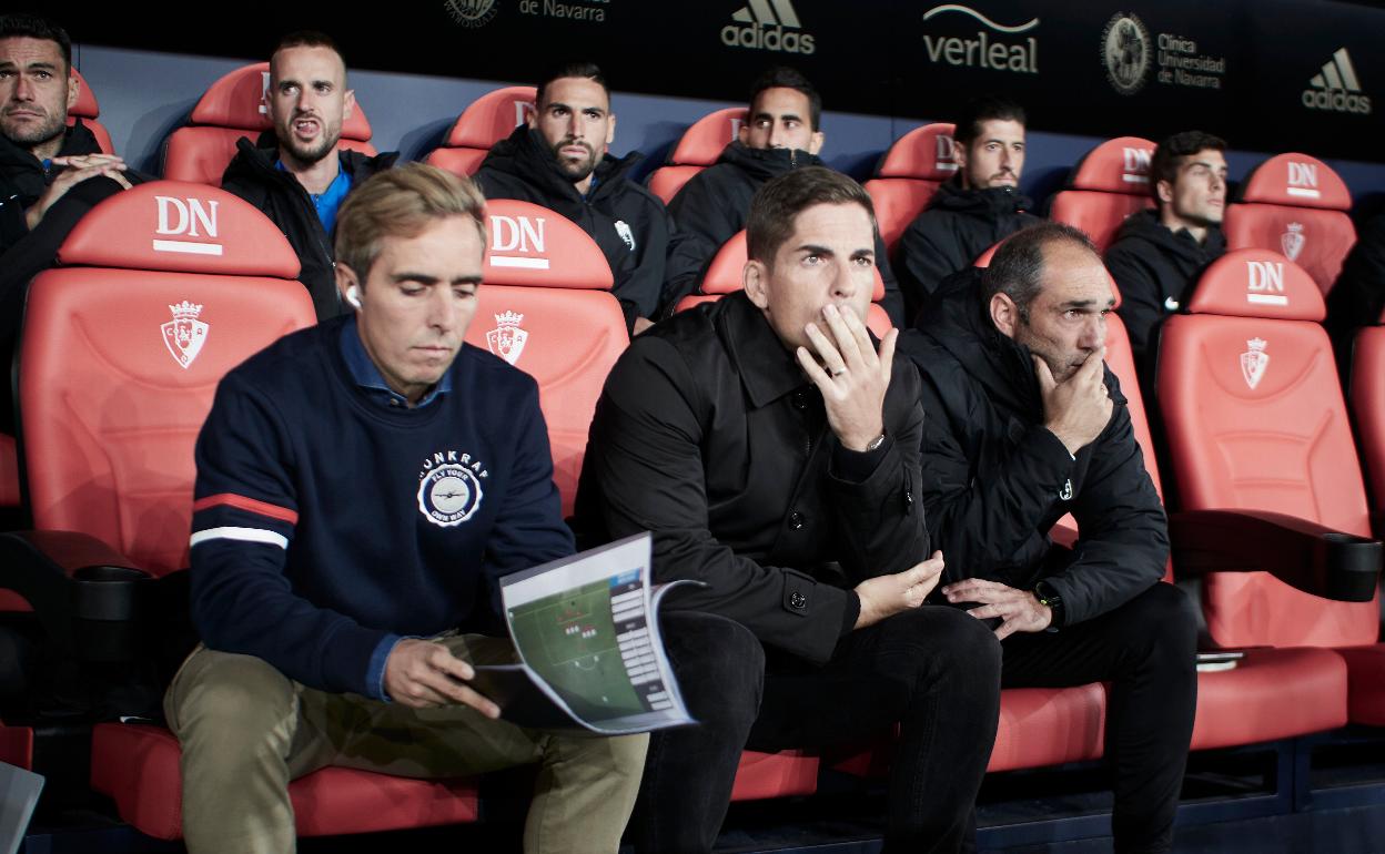 Robert Moreno aguarda el inicio del encuentro pensativo en su banquillo. 
