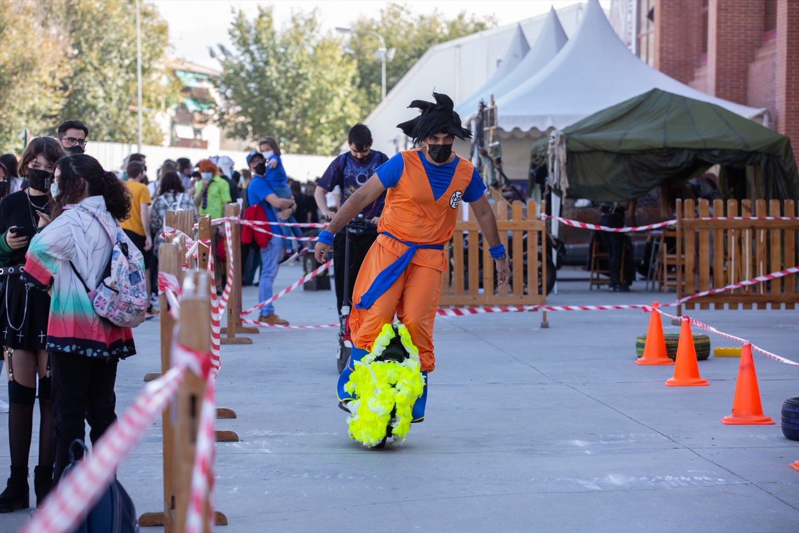 La Ficzone llena la Feria de Muestras de Armilla de aficionados del manga y del kpop.