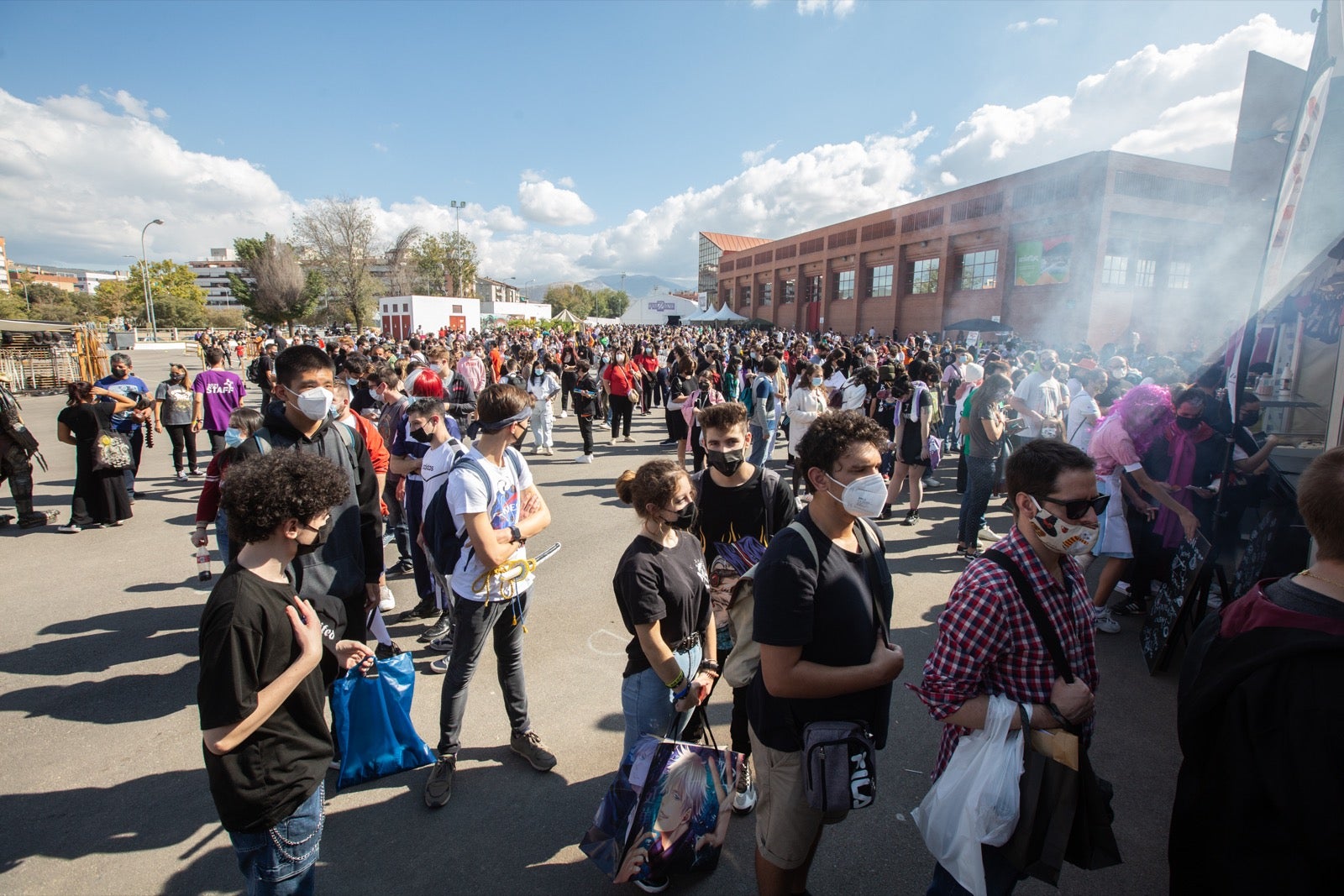 La Ficzone llena la Feria de Muestras de Armilla de aficionados del manga y del kpop.