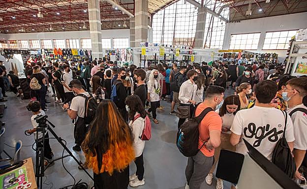 Imagen principal - Interior del pabellón principal, Mazinger y Catwoman. 