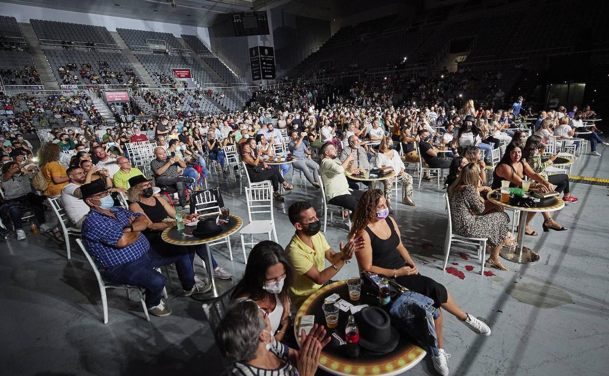 Público en la pista del Palacio de Deportes durante el último concierto de El Barrio, en septiembre pasado.