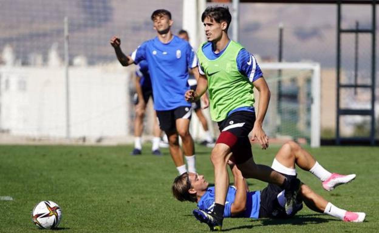 Pepe conduce el balón durante un entrenamiento del Recreativo. 