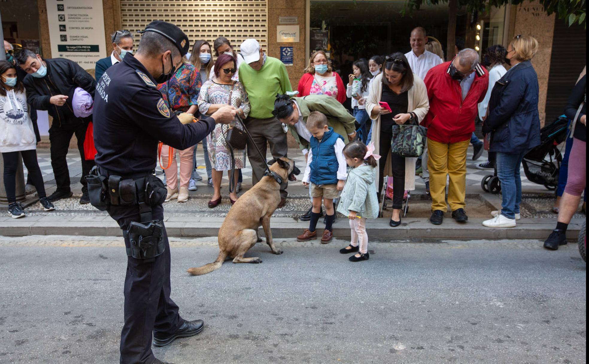 La unidad canina de la Policía Local hizo las delicias de los más pequeños.