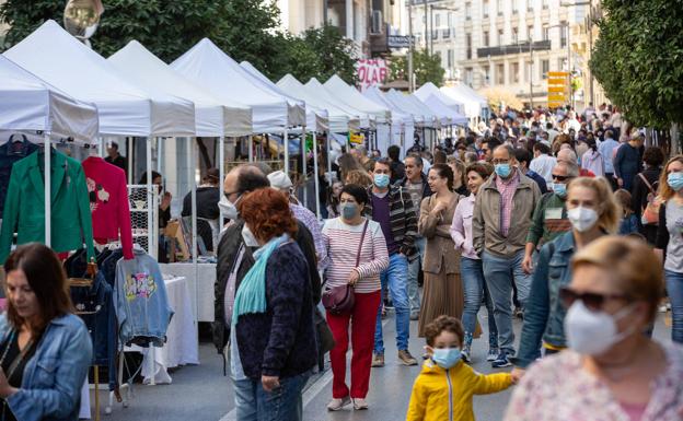 Imagen principal - El Día sin Coches llena de peatones la calle Recogidas